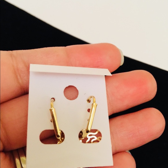 Sold🌺Brand new! Flower dangle earrings. - Picture 3 of 4